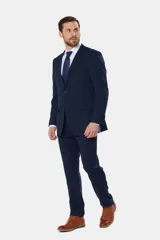 Traje de vestir azul marino, compuesto por saco de dos botones con solapa de muesca y pantalón de corte recto.