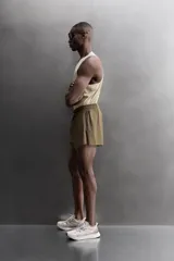 Short de running confeccionado en tejido técnico ligero y elástico con estructura. Cuenta con forro interior, cintura elástica ajustable con cordón, bolsillo trasero con cierre oculto, bolsillos laterales multifunción y aberturas laterales en las perneras.