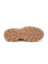 Sneakers Cat modelo Reactor, de diseño robusto estilo trekking, en color blanco con detalles en beige y suela chunky de goma marrón claro. Presenta cordones estilo montaña y apliques laterales de refuerzo.
