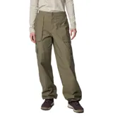 Pantalón cargo color verde militar, de corte holgado, con cintura parcialmente elástica, bolsillos laterales tipo cargo con solapa, bolsillos traseros y puños ajustables.