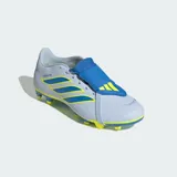 Championes de fútbol Adidas Predator Club con lengüeta plegable, color gris claro con detalles en azul y amarillo neón. Diseñados con empeine sintético y suela multisuperficie para mayor control y precisión en el golpeo.