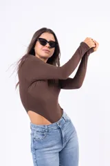 Body de manga larga confeccionado en jersey con lycra, de color marrón, con diseño de corte asimétrico en la cintura.