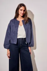 Campera bomber de algodón color azul, con diseño de bordado floral en tono sobre tono, cierre frontal y mangas largas con puños elásticos.