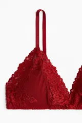 Soutien triangular de encaje rojo, con breteles finos regulables y sin aro.