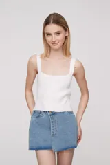 Top blanco de bretel ancho y tejido de punto.