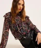 Blusa de chiffon con estampa paisley multicolor, cuello alto con volados, mangas largas y corte suelto.