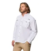 Camisa de manga larga Columbia modelo Bahama II L/S Shirt, color blanco, diseñada para pesca y actividades al aire libre. Confeccionada en nailon liviano, cuenta con tecnología Omni-Shade UPF 50 para protección solar, bolsillos frontales en el pecho, ventilación trasera y sistema para convertirla en manga corta.