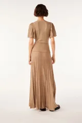 Vestido largo dorado de punto con mangas cortas con volantes, escote en V y cierre frontal con botones.