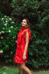 Vestido corto color verde oliva de lino con cuello mao fruncido, volados en los hombros, caída recta y botones al frente.