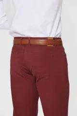 Pantalón de gabardina de corte recto y cinco bolsillos, con diseño liso y trabillas para cinturón.
