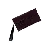 Sobre rectangular color bronce con textura croco y correa de mano negra.