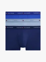 Pack de tres calzoncillos tipo bóxer de microfibra elástica en tonos azul, celeste y azul marino, con cintura elástica con la inscripción de la marca Tommy Hilfiger.