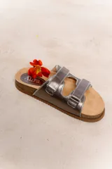 Sandalias bajas color cuero, con dos tiras anchas con hebilla y plantilla anatómica.