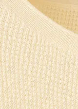 Remera de manga larga en tejido de punto fino color amarillo claro, con cuello barco y tiras finas decorativas para atar en el cuello.