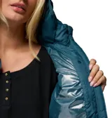 Chaqueta acolchada de mujer con capucha, color azul petróleo, con cierre frontal, bolsillos laterales con cremallera y tecnología de aislamiento térmico.