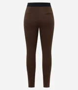Pantalón tipo legging de corte ajustado al cuerpo, confeccionado en tejido Punto Roma con textura marcada. Presenta cintura elástica y bolsillos traseros.