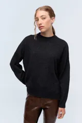 Sweater marrón de tejido de punto realizado en lambswool, con cuello redondo y calce holgado.