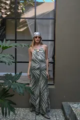 Mono largo de breteles finos con estampado de hojas en blanco y azul marino.