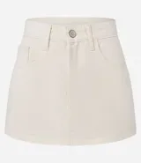 Short pollera de sarga color beige, con diseño de tiro medio, trabillas en la cintura, bolsillos laterales y cierre frontal con botón y cremallera.
