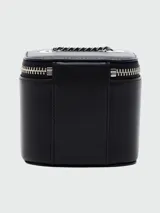 Mini cartera tipo vanity de cuero negro con cierre superior y logo de la marca en relieve. Incluye una correa de cadena metálica plateada para llevar cruzada.