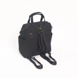 Mochila urbana color negro con diseño de doble compartimento frontal con cierre, asas superiores y correas ajustables y extraíbles.