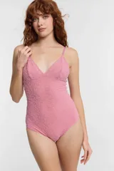 Body negro con estampado animal print, breteles finos y copas removibles.