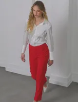 Pantalón sastrero de corte slim, color blanco, con pretina anatómica y panel de malla elástica interno para efecto modelador. Presenta nervaduras verticales, bolsillos laterales tipo ojal y bolsillos traseros simulados.