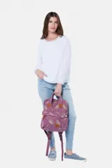 Mochila de lona azul con estampado floral, asas de mano superiores unidas por una tira con broche, detalles en cuero sintético marrón, bolsillo frontal con cierre y compartimentos laterales.