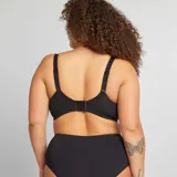 Sujetador negro con copa completa, con bordados dorados y detalles de encaje en la parte superior de las copas.