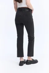 Jean straight crop de tiro alto, con piernas rectas y largo por encima de los tobillos. Presenta terminación desflecada y diseño clásico con bolsillos.