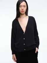 Cardigan de punto color marrón oscuro, con escote en V, manga larga y cierre frontal con botones metálicos dorados.