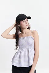 Blusa de algodón a cuadros color celeste y rosado, con escote recto, breteles finos y fruncido en el cuerpo.