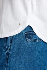 Remera blanca de algodón, de corte recto y mangas cortas.