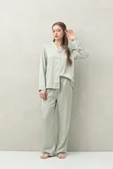 Pantalón de pijama verde menta de calce relajado, silueta recta y amplia, con cintura elastizada y lazo regulable.