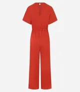 Mono largo color ladrillo, de corte recto, con cuello redondo y mangas cortas. Cuenta con cintura elástica, cordón en la cintura y abertura en forma de V en la espalda.