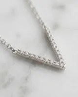 Collar de plata con dije en forma de V pavimentado de circonias cúbicas y cadena de eslabones.