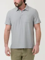 Remera tipo polo de manga corta en color gris melange, con cuello clásico, cierre frontal de tres botones y un bolsillo aplicado en el pecho. Presenta un corte moderno y tejido elástico.