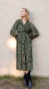 Vestido midi de gasa estampada en tonos verde y blanco, con escote en V y mangas largas con elástico en los puños.