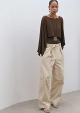 Blusa marrón de corte recto, con cuello redondo y mangas tres cuartos amplias.