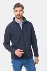 Campera polar de abrigo con cuello alto, cierre frontal y bolsillos laterales. Presenta detalles de marca en el cuello y en la manga.