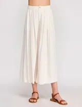 Pantalón palazzo de lino y viscosa, color blanco, de tiro alto y silueta amplia. Presenta pinzas frontales, bolsillos laterales y cierre con botón.