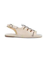 Sandalias chatitas Rafina color crudo, confeccionadas en cuero con textura efecto cocodrilo. Diseño de tiras cruzadas en el empeine, puntera cuadrada y tira ajustable con hebilla metálica en el talón.