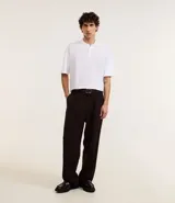 Pantalón masculino wide leg color marrón oscuro, con cintura con trabillas, cierre invisible, bolsillos laterales y frisos.