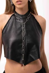 Collar de cadena con eslabones ovalados de metal, versátil para usar en diferentes largos o estilos. Presenta un diseño moderno y minimalista.