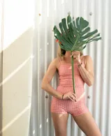 Mono corto de lycra reciclada color rojo con estampado a cuadros blancos, sin mangas y con espalda baja.