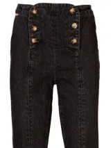 Pantalón de jean negro de tiro alto, corte bootcut y cierre frontal con botones dorados.