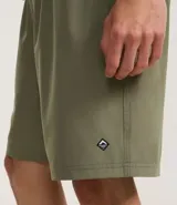 Bermuda de baño color beige, con cintura elástica y cordón de ajuste negro. Presenta un pequeño parche gomoso en el ruedo y bolsillos laterales.