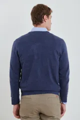 Sweater amarillo de tejido suave tipo cashmere, con escote en V.