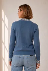 Sweater de tejido de punto color negro, con escote en V y mangas largas.