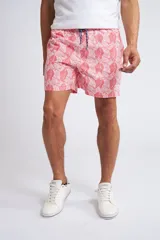 Short de baño con cintura elástica y cordón ajustable, confeccionado en tela ligera de secado rápido. Presenta un estampado botánico integral en tonos amarillos, blancos y azules, con dos bolsillos delanteros y uno posterior.